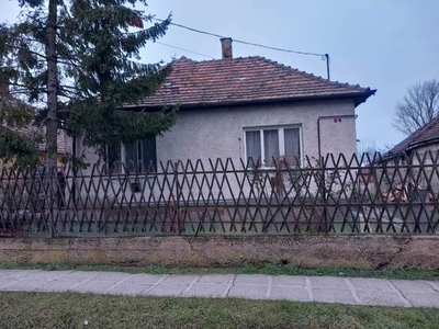 Akciós ár! Balaton közeli háttértelepülésen családi ház telekkel eladó
