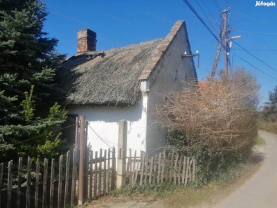 Felújítandó, panorámás, nádtetős családi ház Szigligeten eladó! - Szigliget, Veszprém - Ház