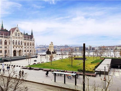 Budapest, V.KOSSUTH téren ELADÓ felújított, bútorozott lakás!