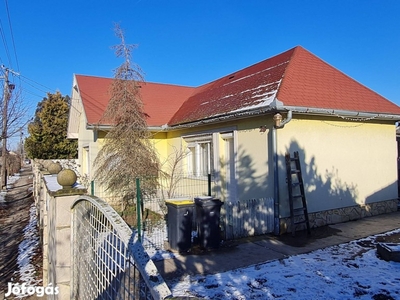 Debrecen-Bihari kertben 88 nm-es 2 szoba + hallos ház eladó