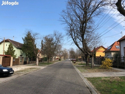 Eladó Budapest, Csepel kertváros, egyedülálló széles utcájában, a Teme