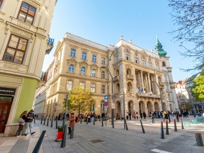 Eladó téglalakás Budapest, V. kerület, Tetőtér