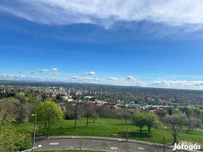 Gyönyörű panorámával, rendezett lépcsőházban, felújítandó lakás eladó