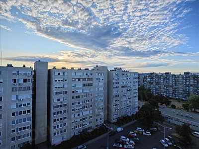 Eladó átlagos állapotú panel lakás - Budapest XXI. kerület