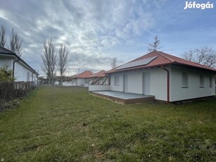 Velence, Partközeli utca, 90 m2-es, ikerház, 4 szobás, felújított /