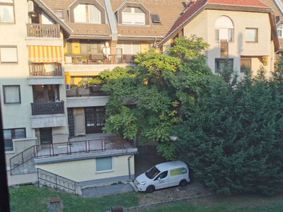 Eladó átlagos állapotú lakás - Budaörs