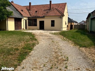 Bősárkányban eladó felújtandó családi ház