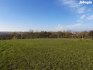 Kozármislenyben panorámás lakóövezeti telek eladó!