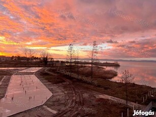 Közvetlen vízparti, panorámás fronti lakás