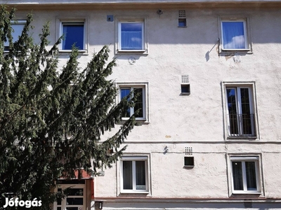 Eladó 2. emeleti 1 plusz két fél szobás lakás Veszprémben