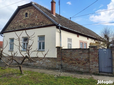 Kecskemét mellett Polgári Stílusú ház falusi csokkal is