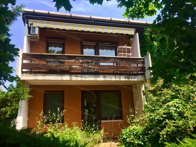 Eladó átlagos állapotú panel lakás - Balatonfüred