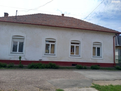 Eladó Tiszaföldvár város központjában a Szondy vezér úton 130 m2 - Tiszaföldvár, Jász-Nagykun-Szolnok - Ház