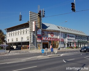 Bécsi úton kereskedőház területén parkoló hely kiadó!