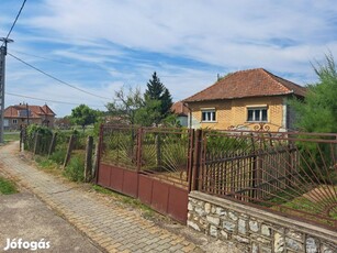 Damak központjában családi ház