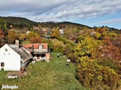 Balatongyörök-Felsőhegyen zártkerti ingatlan panorámás telekkel