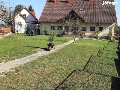 Több generációs családi ház Segesden eladó.