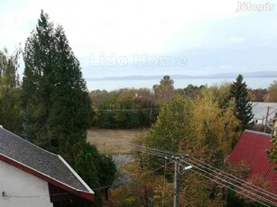 Balatonföldváron családi ház eladó panorámás kilátással.