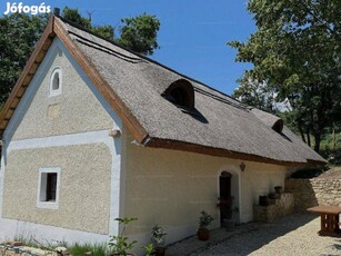 Balatonudvariban panorámás, műemlék présház eladó