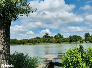 Belvárosi panorámás, közvetlen vízparti újszerű nyaraló