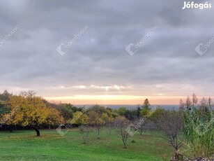 Dunaalmáson panorámás osztható telek eladó!