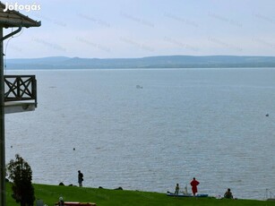 Közvetlen vízparti nyaraló Balatonőszödön!