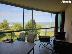 Panorámás vízparti lakás eladó Siófok Aranypartján.