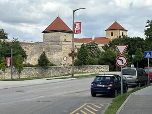 Eladó téglalakás Várpalota