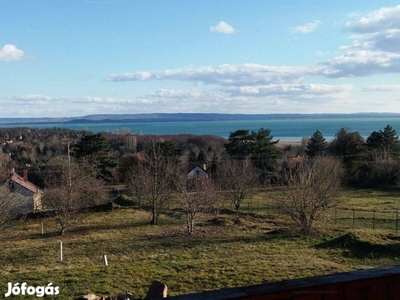 Balatonrendesen panorámás, beltéri medencés családi ház eladó