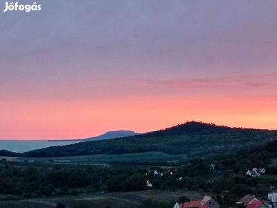 Csodás panorámával rendelkező lakás eladó Tihanyban