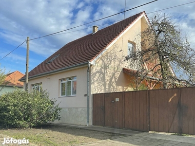 Eladó családi ház a Ságvári Kertvárosban.