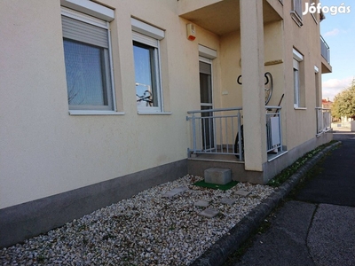 Veszprémben: lakóparki, földszinti, 2 szobás, tégla lakás