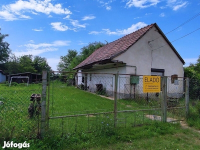 Zámolyon eladó parasztház nagy telekkel!