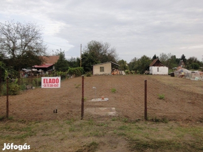 Debrecenben a Méhkas utcán 1430 m2-es zártkert, teljes közművel eladó!