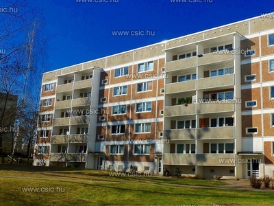 Eladó felújítandó panel lakás - Vác