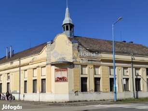 Eladó Szentes belvárosában patinás külsejű felújítandó épület