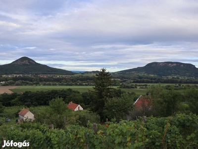 Eladó balatoni panorámás zártkerti telek Szent György-hegyen