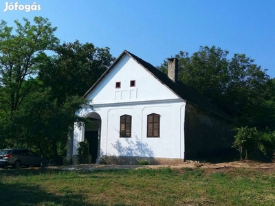 Szekszárdi borvidéken présház és szőlőskert eladó