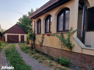 Cegléden 5 szoba+nappalis, tetőtér beépítéses CSALÁDI HÁZ ELADÓ!