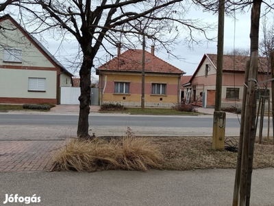 Kistelek, Rákóczi úton Kádár-kocka ház eladó!