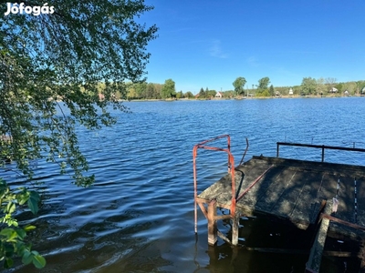 Vízparti stéges nyaraló Dömsödön