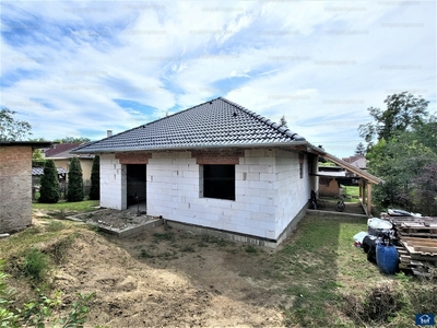 Eladó családi ház - Erdőkertes, Topolyos