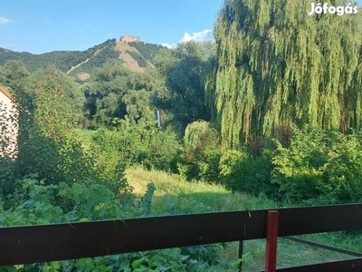 Nagymaroson a Visegrádi várra panorámás ikerház fél eladó