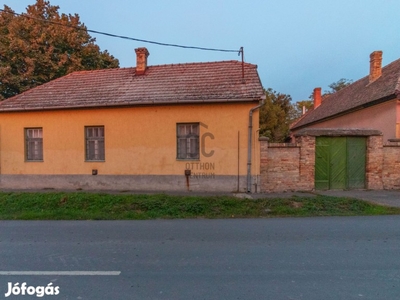 Szabadszállás központjában eladó a régi katolikus ház