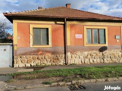 Bujtos utcán, az Interspar közelében sarki családi ház eladó