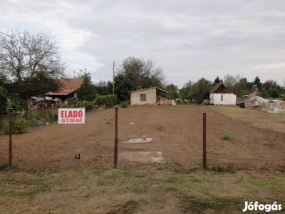 Debrecenben a Méhészkertben 1430 n2-es kert, gazdasági épülettel eladó