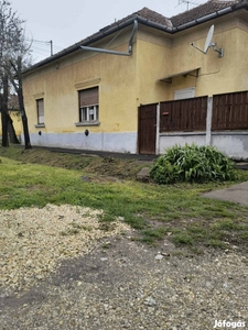 Törökszentmiklós központjában kis portával ház eladó - Törökszentmiklós, Jász-Nagykun-Szolnok - Ház