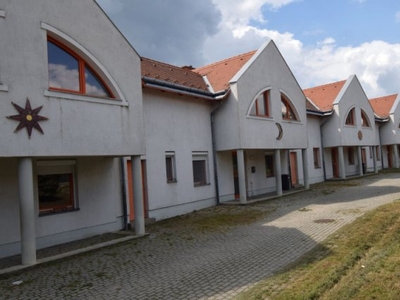 Eladó téglalakásKőszeg, Kőszegen 180 m2-es egyedi tervezésű, panorámás lakás alkalmi áron eladó, földszint