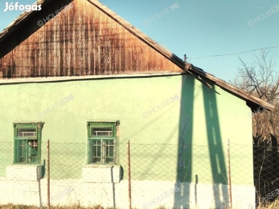 Falusi ház összközműves telken eladó