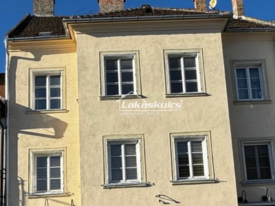 Eladó átlagos állapotú lakás - Sopron